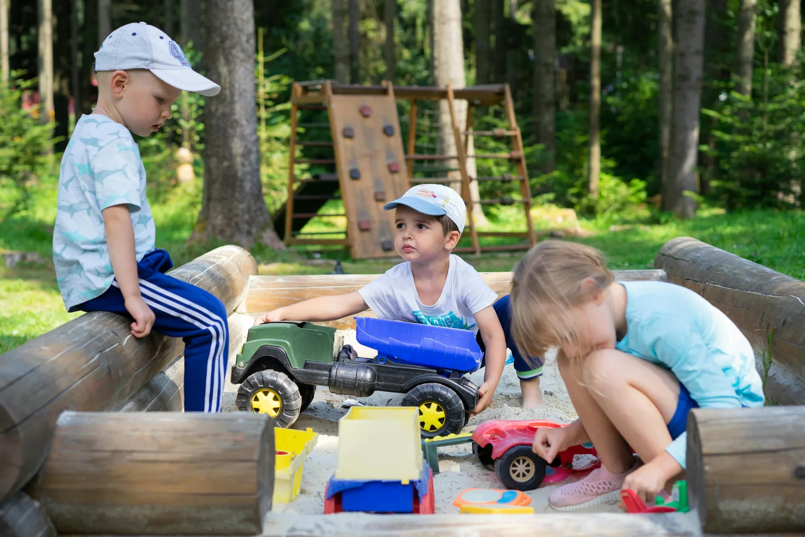 Kinderen spelen buiten in de zandbak