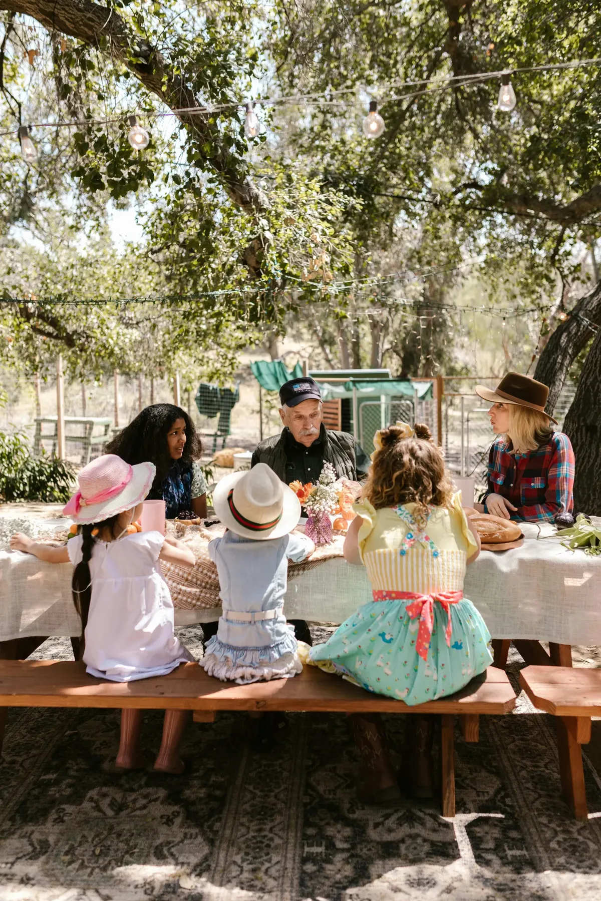 Gezellig buiten eten op de boerderij