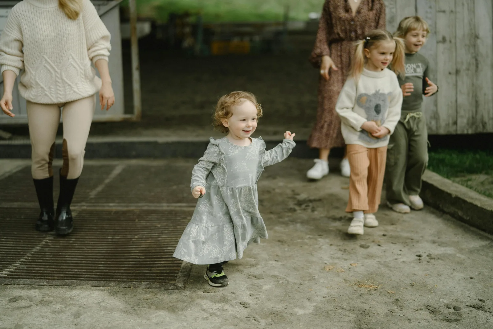 Kinderen spelen op de boerderij