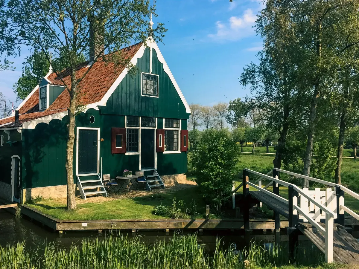 Vakantiehuisje aan het water op het erf